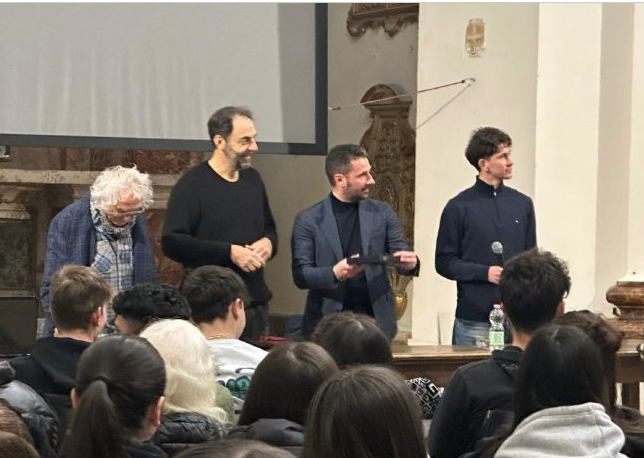 14 gennaio 2025 - Neri Marcorè “in cattedra”: un prof che colpisce nel cuore - Liceo Statale G. Leopardi Macerata